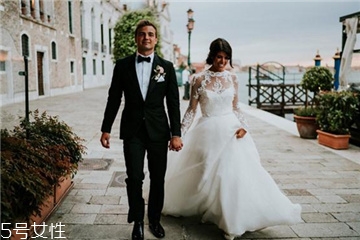 婚紗沾了粉底怎么清洗？婚紗蹭上粉底怎么洗？