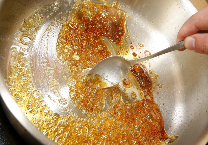 炒糖色的做法 炒糖色的技巧 炒糖色的做法 炒糖色的技巧