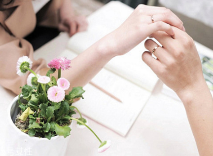 婚戒可以戴中指嗎？婚戒能戴在中指上嗎？