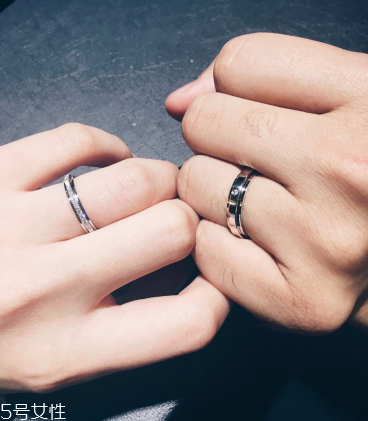 婚戒是男左女右嗎？婚戒應(yīng)該戴左手還是右手？