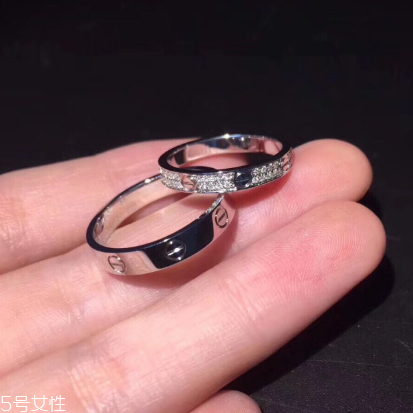 婚戒是男左女右嗎？婚戒應(yīng)該戴左手還是右手？