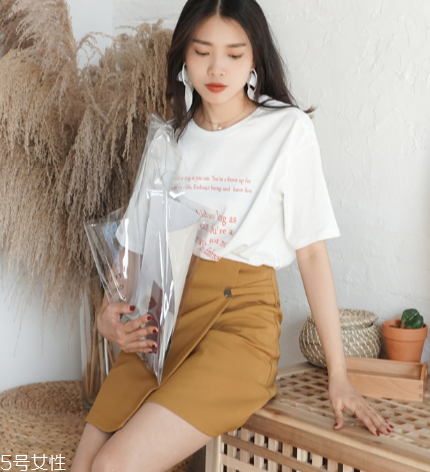 夏天白色t恤怎么搭配？夏季白t搭配竅門