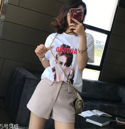 夏天白色t恤怎么搭配？夏季白t搭配竅門