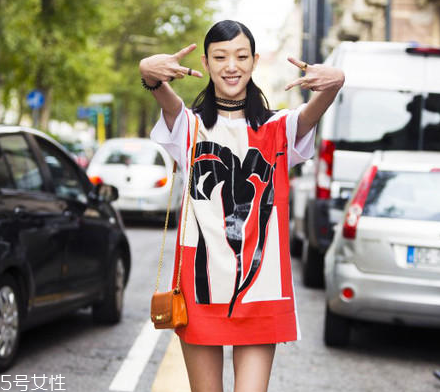 夏天白色t恤怎么搭配？夏季白t搭配竅門