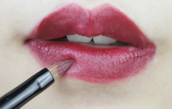 先涂口紅還是先涂唇蜜比較好 先涂口紅還是先涂唇蜜比較好