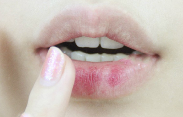 先涂口紅還是先涂唇蜜比較好 先涂口紅還是先涂唇蜜比較好