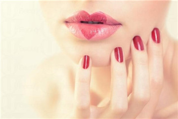 先涂口紅還是先涂唇蜜比較好 先涂口紅還是先涂唇蜜比較好