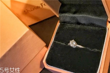 鉆戒可以戴右手嗎？鉆戒戴右手可以嗎？