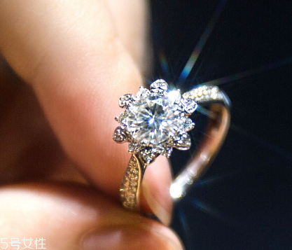 鉆戒會(huì)變色嗎？鉆戒變色怎么辦？