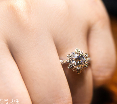 鉆戒會(huì)變色嗎？鉆戒變色怎么辦？