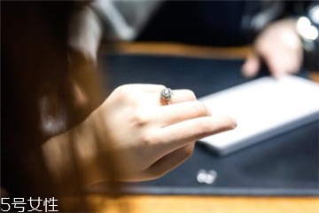 鉆戒會(huì)變色嗎？鉆戒變色怎么辦？