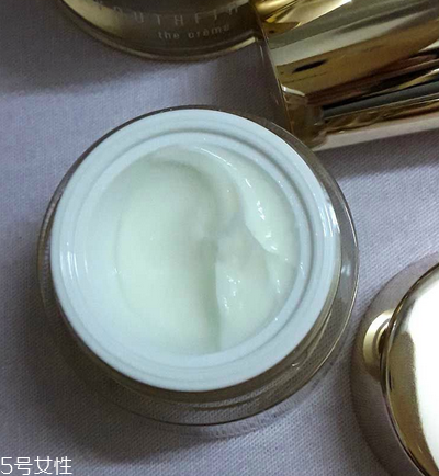 眼霜晚上用好還是白天用好？眼霜最佳使用時間