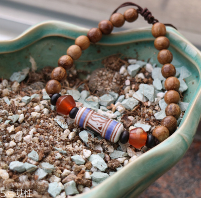 沉香手串怎么盤(pán)玩？沉香手串盤(pán)玩技巧