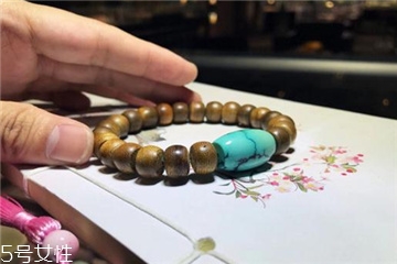 沉香手串怎么盤(pán)玩？沉香手串盤(pán)玩技巧