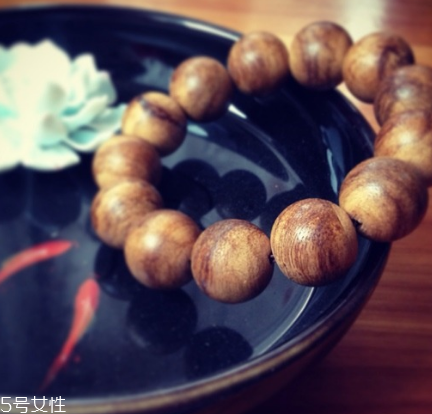 沉香手串可以用水洗嗎？沉香手串能沾水嗎？