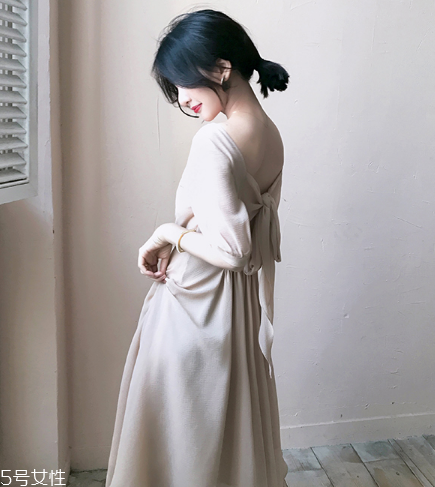 露背裝怎么搭配？露背裝搭配圖片