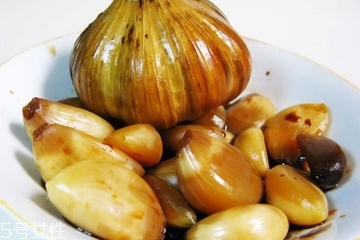 腌蒜變綠可以吃嗎？腌制的大蒜綠了能吃嗎？