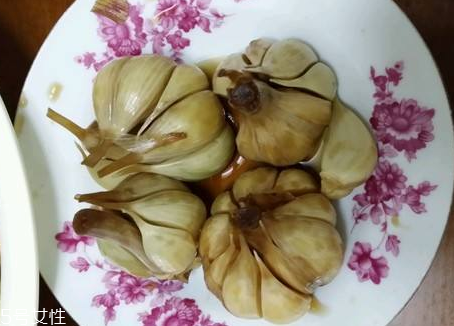 腌蒜變綠可以吃嗎？腌制的大蒜綠了能吃嗎？