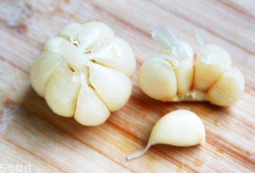 腌蒜變綠可以吃嗎？腌制的大蒜綠了能吃嗎？