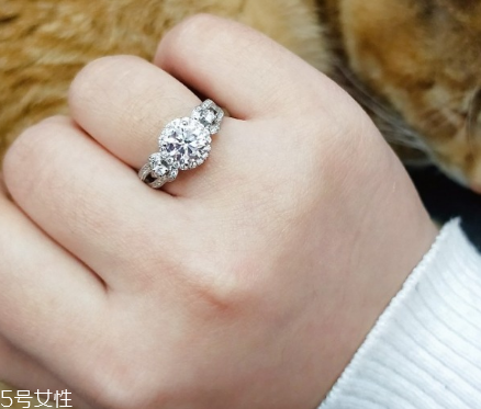 鉆戒一般買幾克拉的？鉆戒買多大的好？