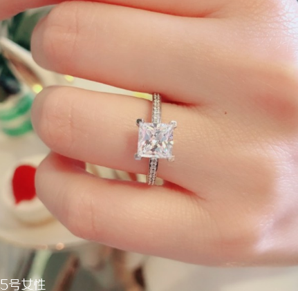 鉆戒是鉑金好還是18k金好？鉆戒買鉑金還是18k金？