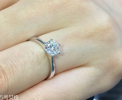 鉆戒是訂婚買還是結(jié)婚買？鉆戒訂婚就要買嗎？