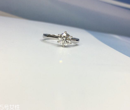 鉆戒是訂婚買還是結(jié)婚買？鉆戒訂婚就要買嗎？