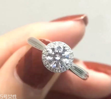 鉆戒是定制還是成品好？鉆戒買定制的還是買成品？