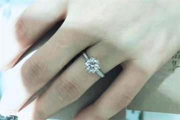 鉆戒是定制還是成品好？鉆戒買定制的還是買成品？