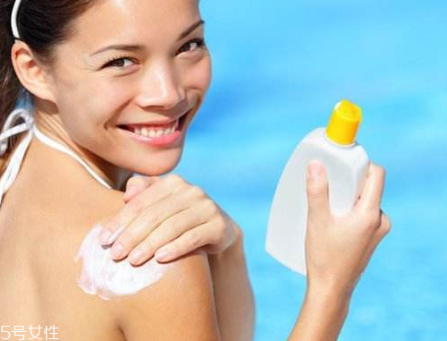 防曬霜為什么會(huì)刺激眼睛？防曬霜為什么會(huì)熏眼睛？