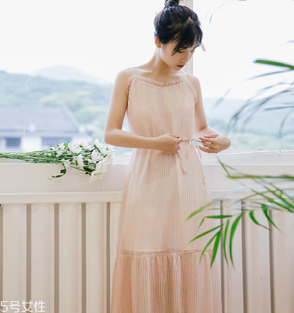 夏天穿什么顏色連衣裙好？夏天適合什么顏色連衣裙？