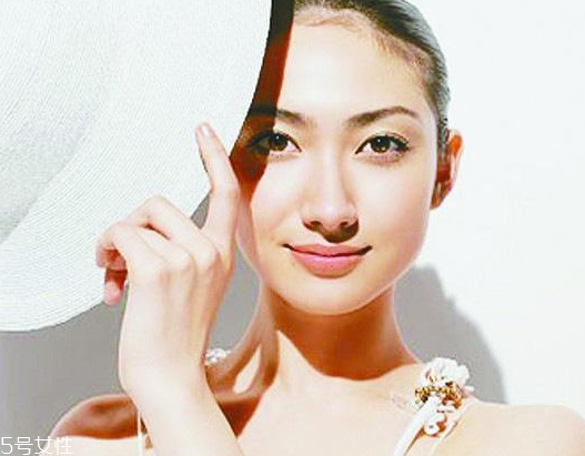 防曬霜里有熒光劑嗎？防曬霜含有熒光劑成分嗎？