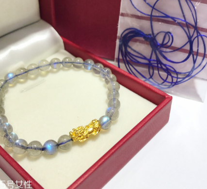 月光石是水晶嗎？月光石和水晶是一種嗎？