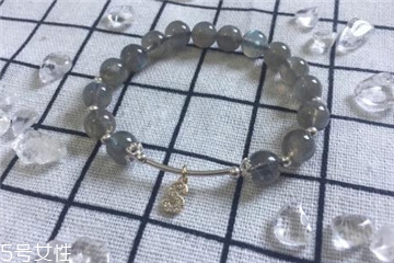 月光石是水晶嗎？月光石和水晶是一種嗎？