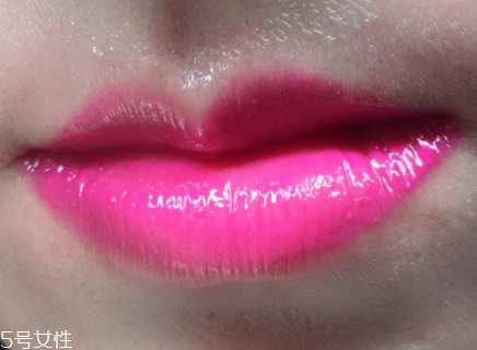 雅詩蘭黛戀愛唇釉有幾種質地 雅詩蘭黛戀愛唇釉試色