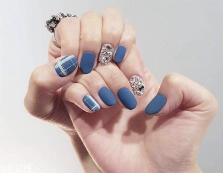 甲油膠為什么要燈照 甲油膠用燈照的原因 甲油膠為什么要燈照 甲油膠用燈照的原因