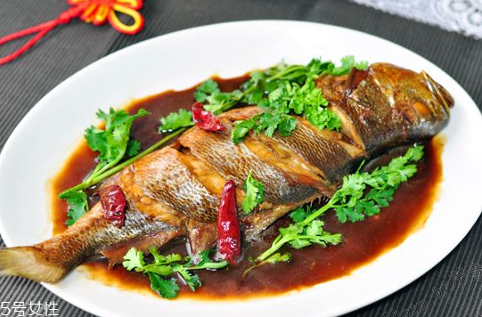 黃花魚為什么都是死的？死黃花魚可以吃嗎？