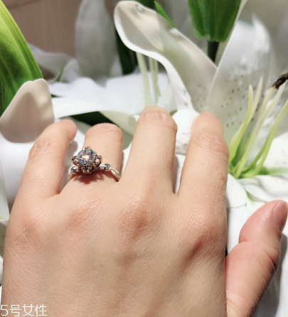 鉆戒洗手時(shí)用摘下來嗎？鉆戒可以戴著洗手嗎？