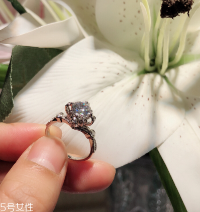 鉆戒洗手時(shí)用摘下來嗎？鉆戒可以戴著洗手嗎？