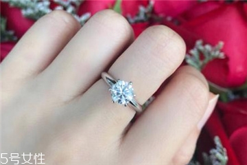 鉆戒洗手時(shí)用摘下來(lái)嗎？鉆戒可以戴著洗手嗎？