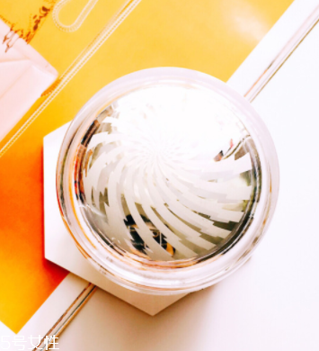 素顏霜是彩妝嗎？素顏霜屬于彩妝嗎？