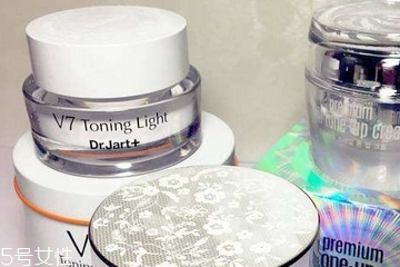 素顏霜涂完要不要打粉？擦素顏霜后要擦散粉嗎？