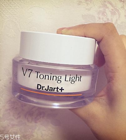 素顏霜涂完要不要打粉？擦素顏霜后要擦散粉嗎？