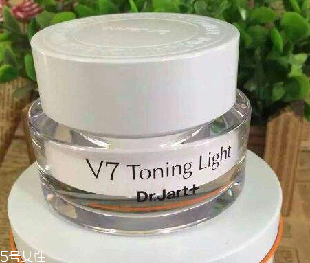 素顏霜涂完要不要打粉？擦素顏霜后要擦散粉嗎？