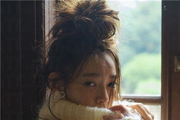 蓬松包子頭發(fā)型扎法圖解 包子頭的各種扎法圖解 蓬松包子頭發(fā)型扎法圖解 包子頭的各種扎法圖解