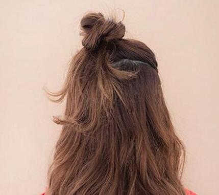 蓬松包子頭發(fā)型扎法圖解 包子頭的各種扎法圖解 蓬松包子頭發(fā)型扎法圖解 包子頭的各種扎法圖解