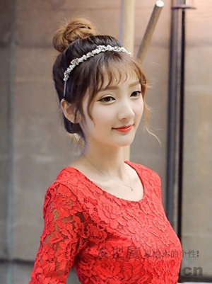 蓬松包子頭發(fā)型扎法圖解 包子頭的各種扎法圖解 蓬松包子頭發(fā)型扎法圖解 包子頭的各種扎法圖解