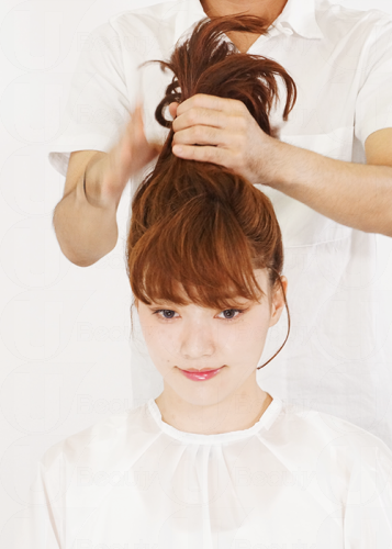 蓬松包子頭發(fā)型扎法圖解 包子頭的各種扎法圖解 蓬松包子頭發(fā)型扎法圖解 包子頭的各種扎法圖解