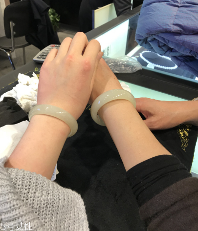 手鐲可以帶著睡覺嗎？手鐲睡覺戴好嗎？