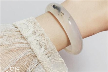 手鐲可以帶著睡覺嗎？手鐲睡覺戴好嗎？